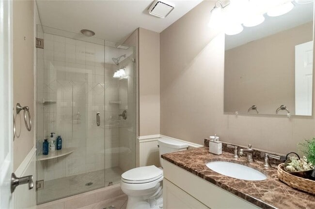 Building Photo - 3850 Glenhurst Dr