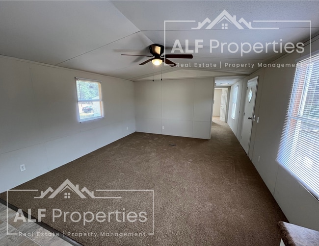 Building Photo - Newly Renovated and Available