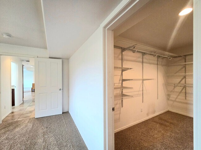 Building Photo - Grandiose Home on 1 Acre -- in East Wenatchee for Rent!!