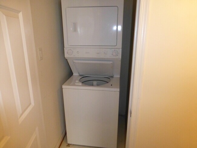 Building Photo - COMING SOON! Nice Condo close to I-95!