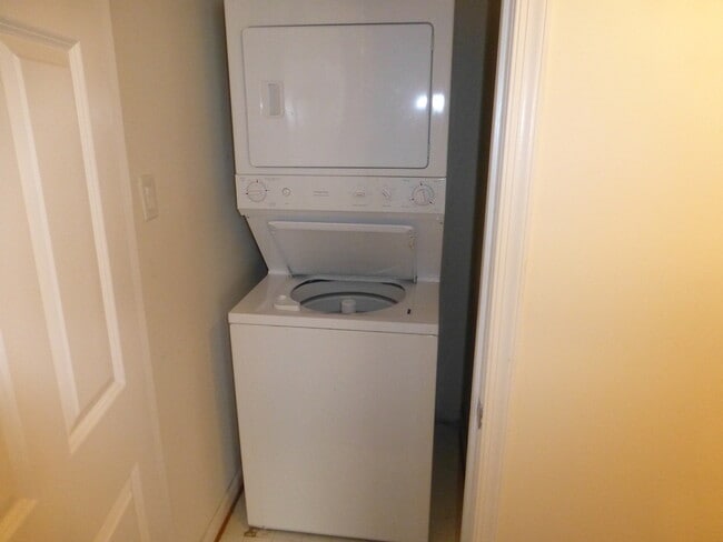 Building Photo - Nice Condo close to I-95!