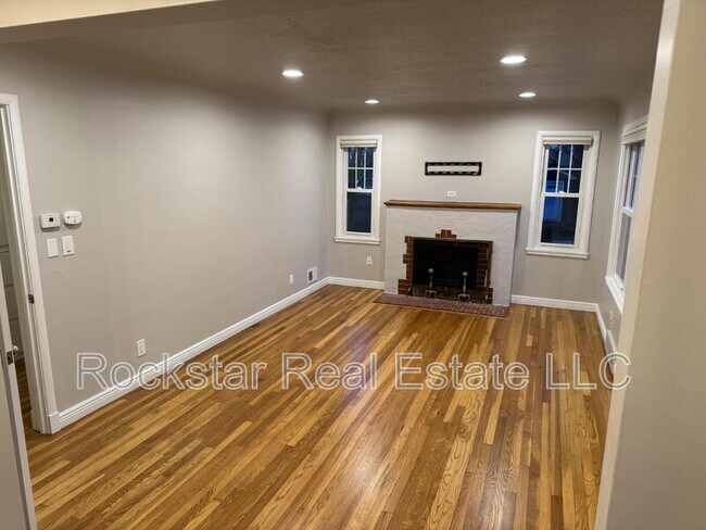 Building Photo - 3027 W Cleveland Ave