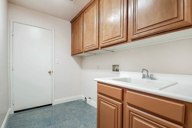 Building Photo - Modern 5 Bedroom in Paseo Del Sol