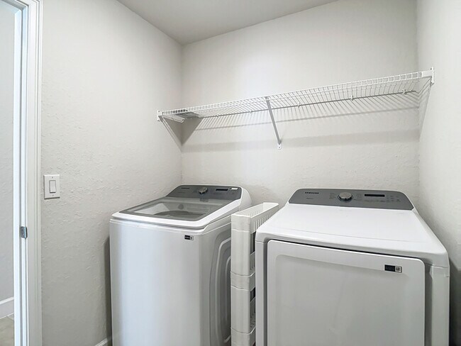 Building Photo - Welcome in to this beautiful Unfurnished -...