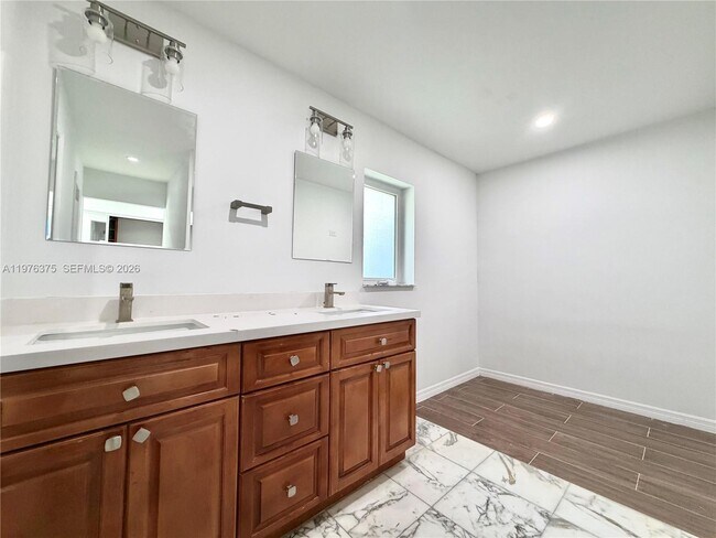 Building Photo - 4934 NW 94th Doral Pl