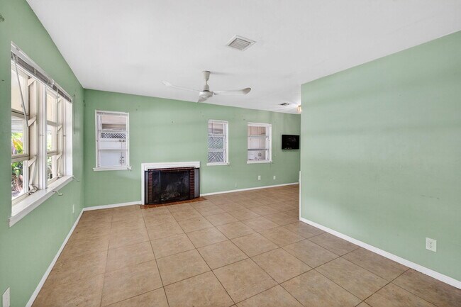 Building Photo - 841 SW 18th Ct
