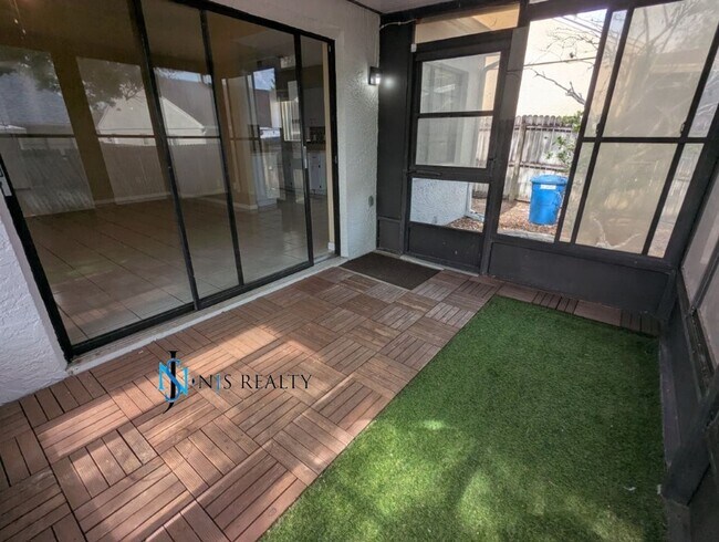 Building Photo - Large 2/2/1 with community pool, primary s...