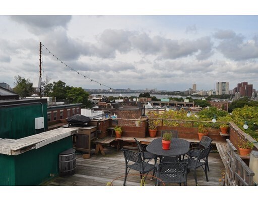 Building Photo - 60 Phillips St