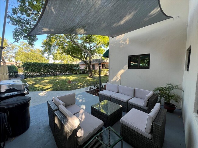 Building Photo - 1534 Monroe St