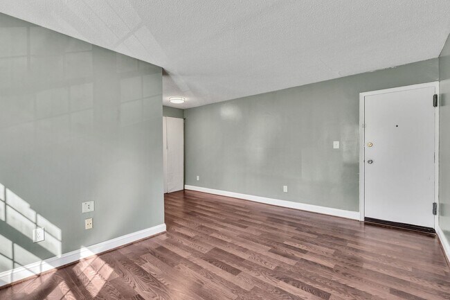 Building Photo - 2237 Farrington Ave