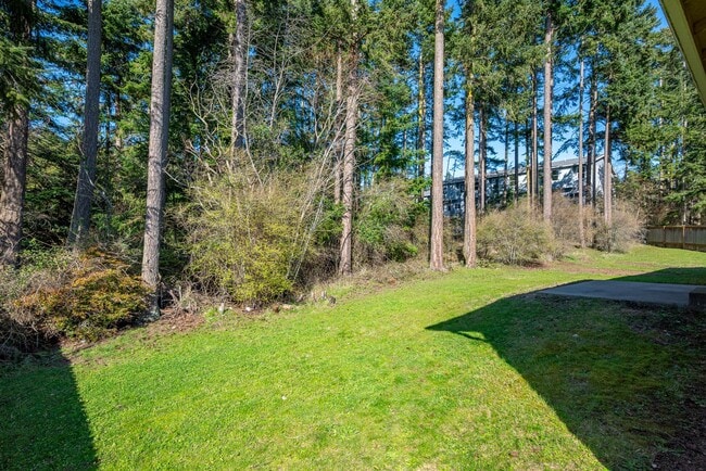 Building Photo - 3 Bed 2 Bath House with all new flooring!