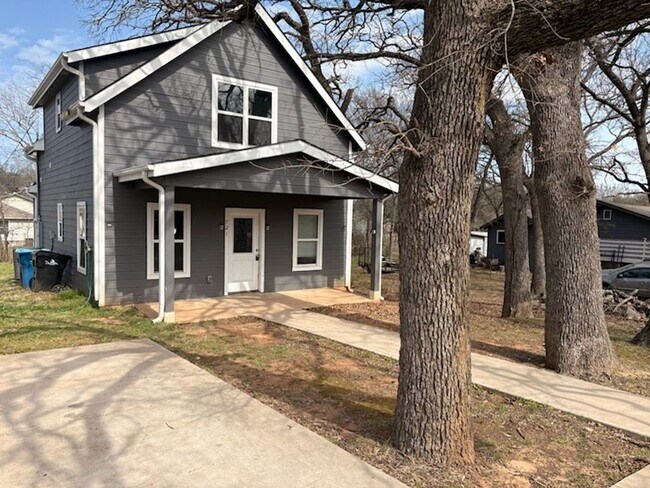 Building Photo - 721 E Gandy St