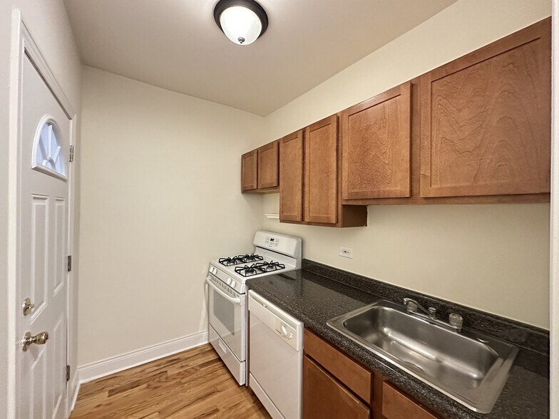 Building Photo - 633 W Cornelia Ave