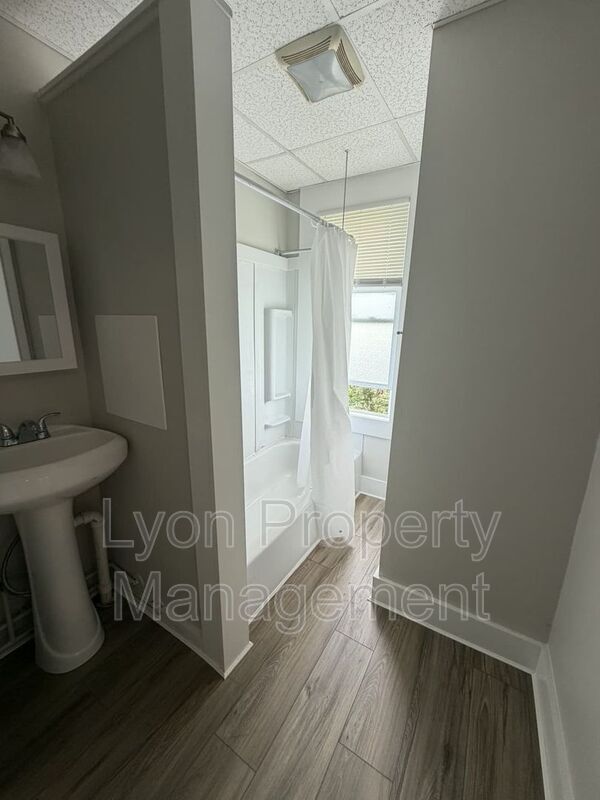 Building Photo - 318 Paradis Ave