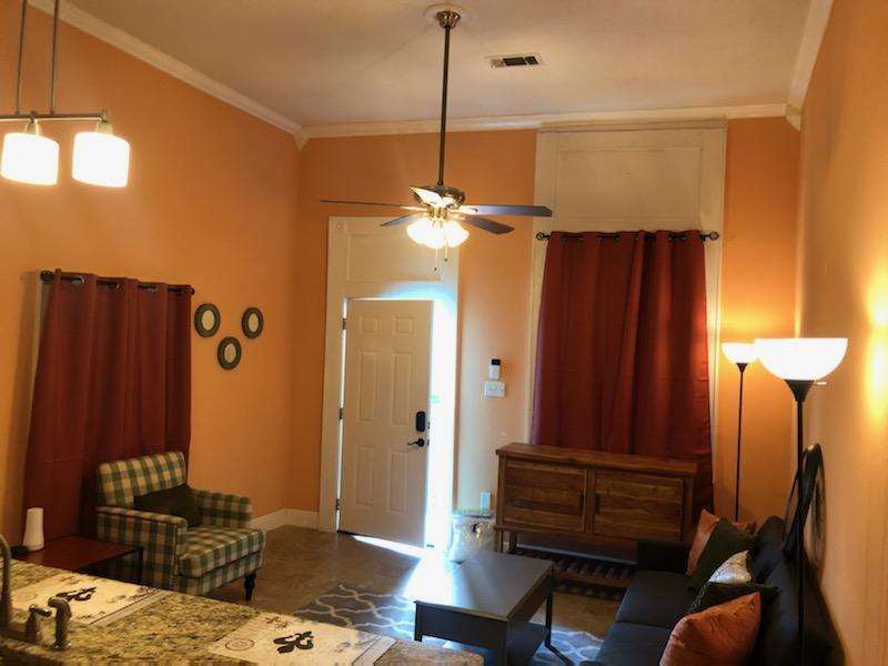 Living room - 2733 Amelia St