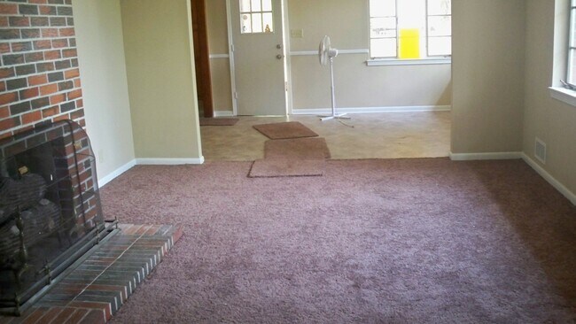 Building Photo - 2716 Wood Dr NE