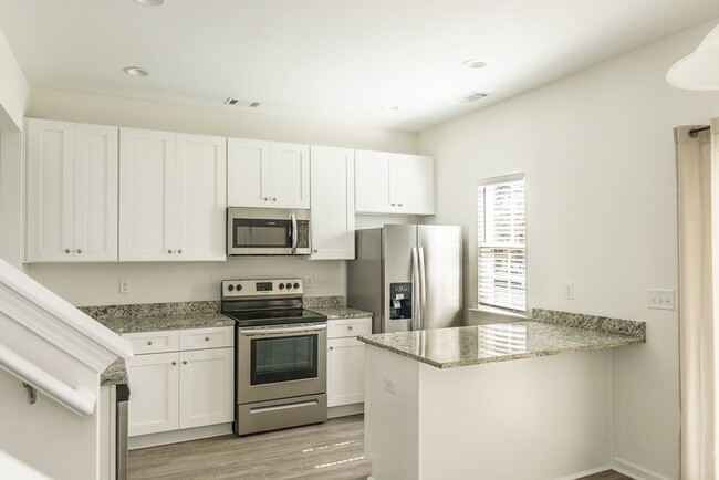 Building Photo - Three Bedroom Townhome