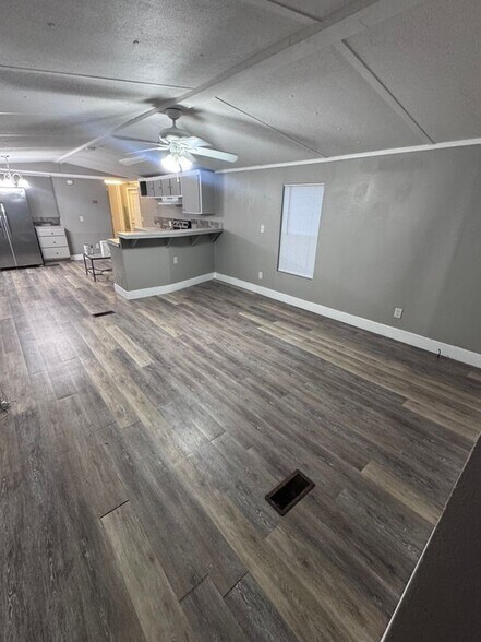 Building Photo - 15637 Sims Ln