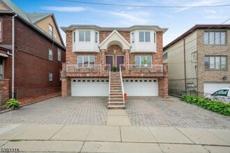 Building Photo - 284 John St