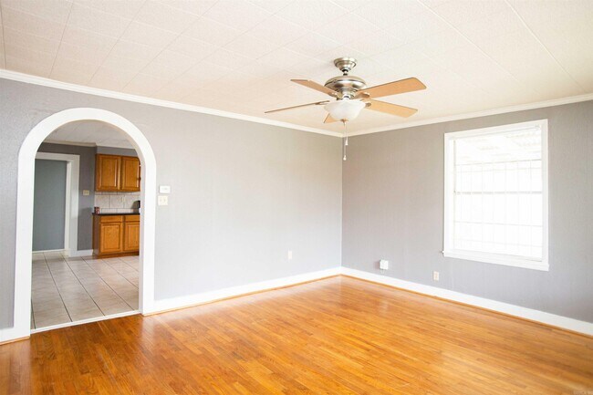 Building Photo - 504 W 33rd St