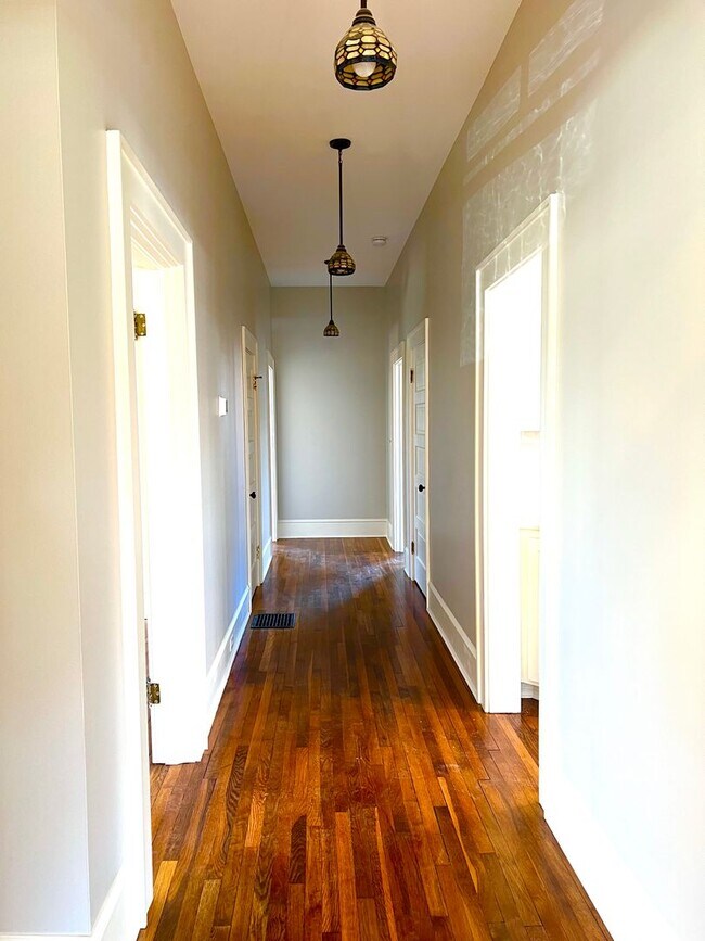 Building Photo - Historic Downtown Hendersonville! Beautifully restored 3 bedroom 2 bath home for rent