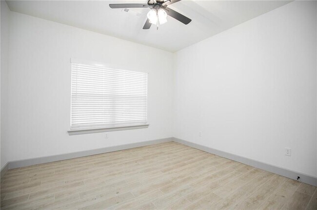 Building Photo - 949 Cook St