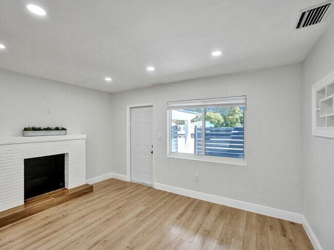 Building Photo - 1713 NE 15th Ave