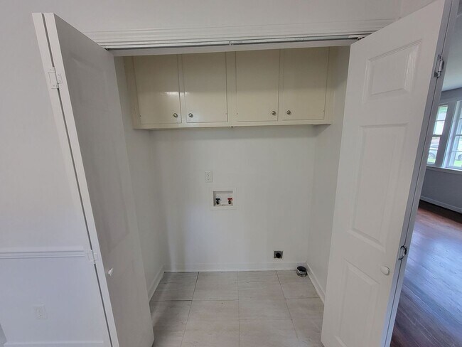Building Photo - 2014 Bluemont Dr