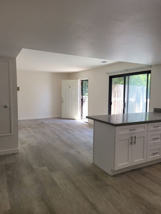 Building Photo - Ventura 2+1 Apartment w/ One car garage