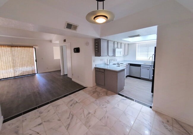 Building Photo - 2 Bedroom Condo Unit in the Papago Park Vi...