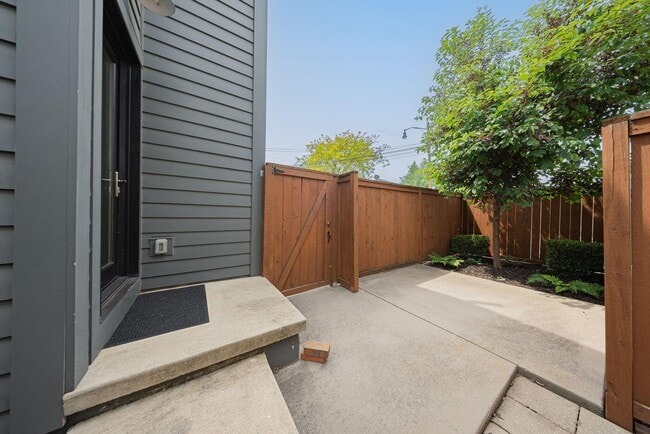 Building Photo - 567 Lathrop St