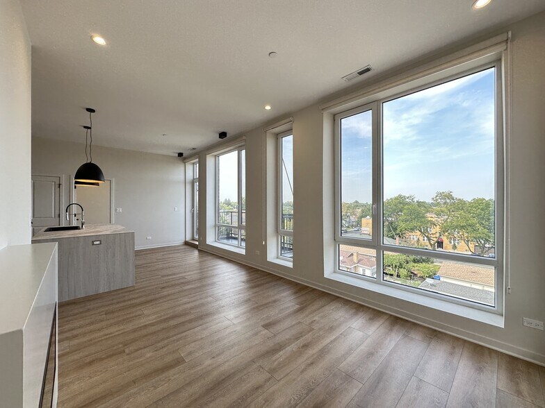 Building Photo - 3207 N Narragansett Ave