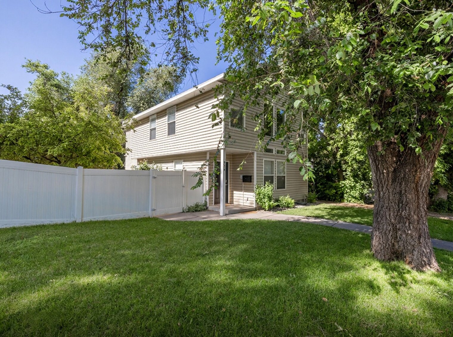 Building Photo - 924 Lowell Ave S