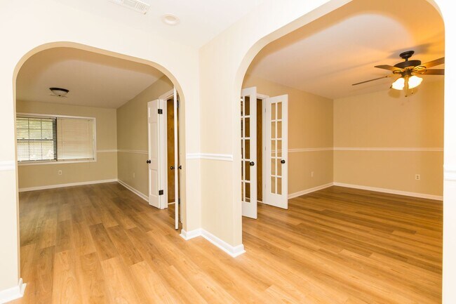 Building Photo - 4 Bed 2.5 bath