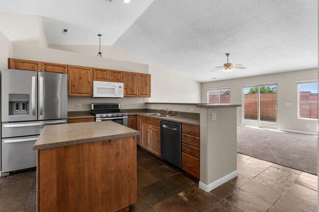 Building Photo - Sedona Hills Stunner!