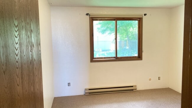 Building Photo - Cozy Farmhouse