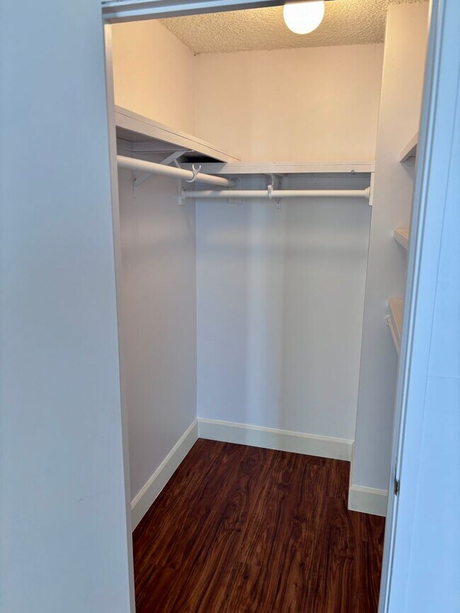 Building Photo - For Rent | New Renovated 1 Bedroom, 1 Bathroom with 1 Assigned Covered Parking at Scenic Tower