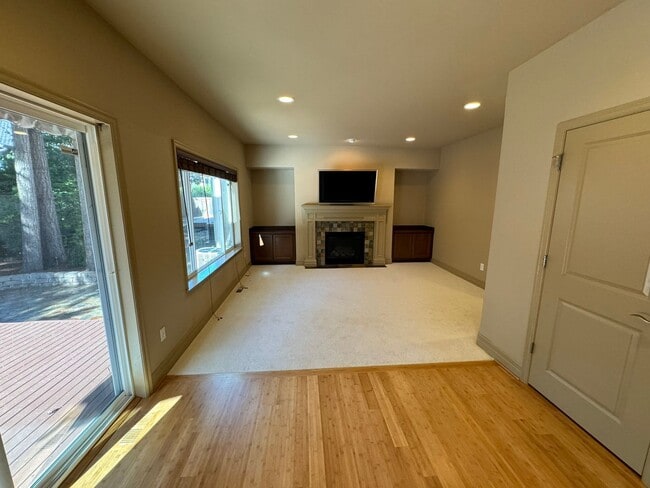 Building Photo - 4Bd/2.5Ba Bellevue Home