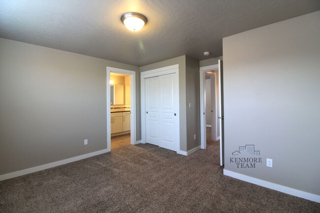 Building Photo - 556 Roslyn Ct