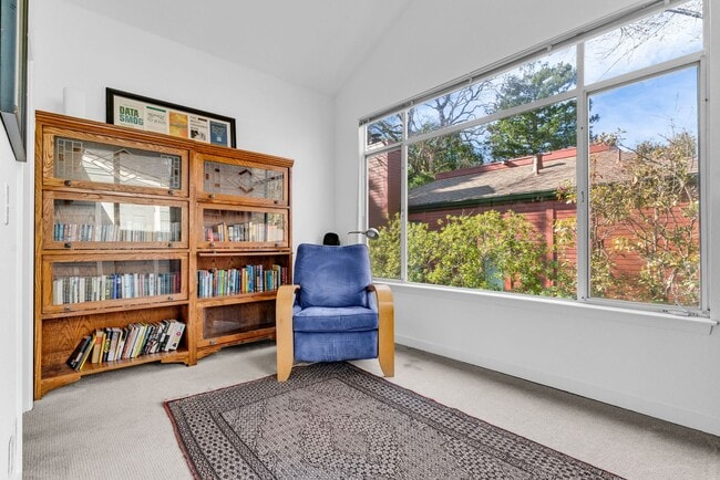 Building Photo - Quiet and Spacious 2 Bedroom Condo in Sunny Novato!