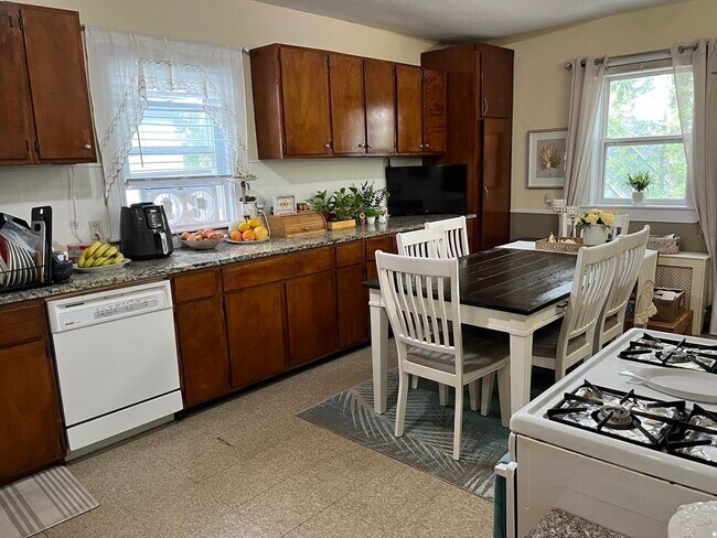 Building Photo - 454 Beech St