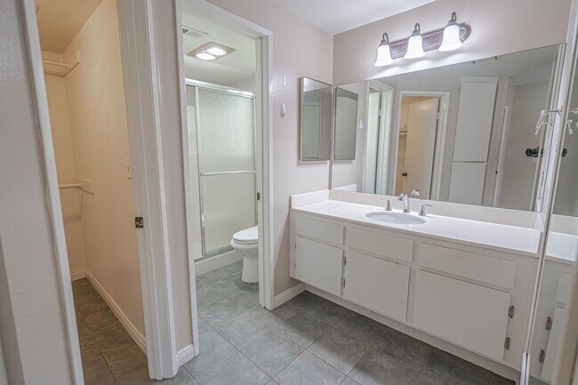 Building Photo - COMING SOON! 2 Bedroom Condo in Valencia!