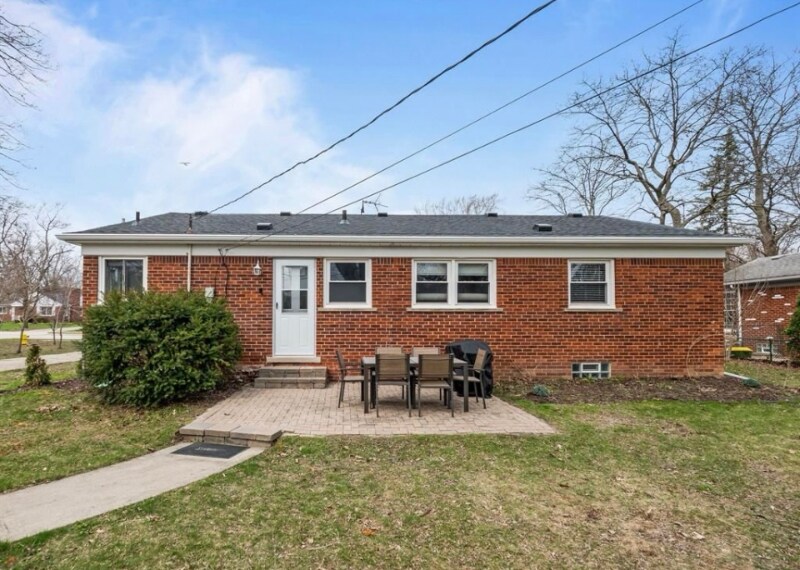 Building Photo - 1602 E Maple Rd