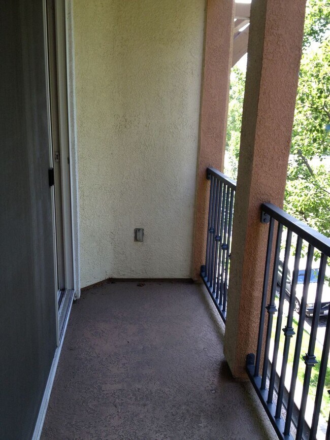 Building Photo - 2 Bedroom Top Floor Townhouse in Southwest San Jose with Garage
