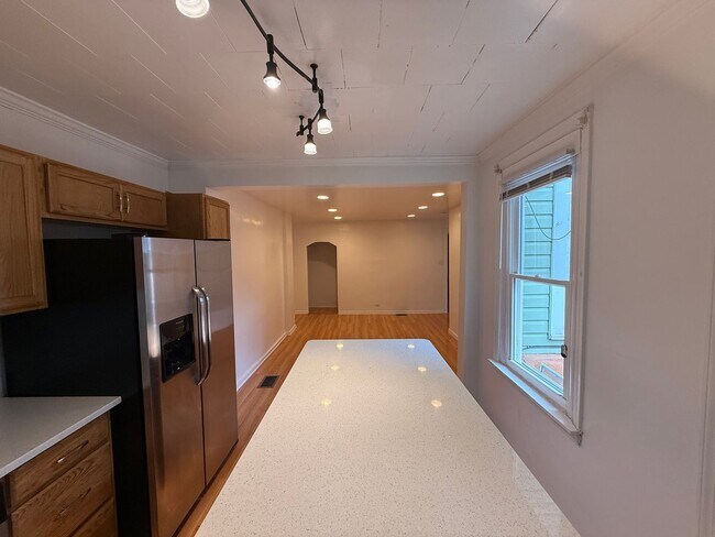 Building Photo - Luxury Home - South Side Flats