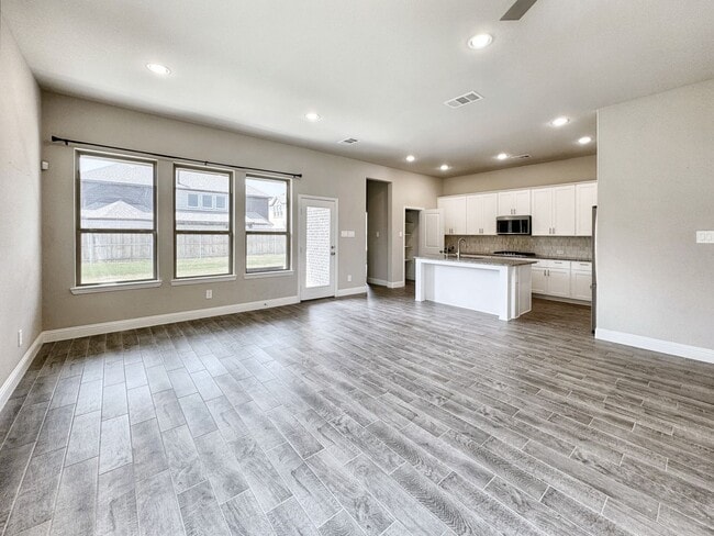 Building Photo - Gorgeous 4-Bedroom Home in Woodbridge Esta...