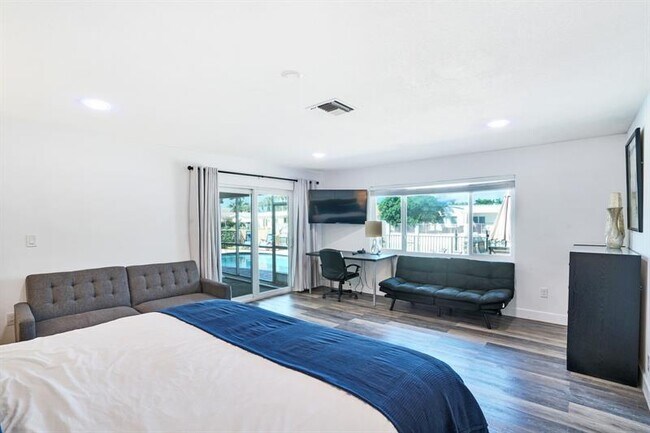 Building Photo - 4101 NE 24th Ave