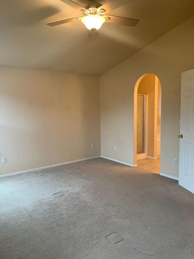 Building Photo - Great 3BD 2.5BA Fisher's Landing! Large Fe...