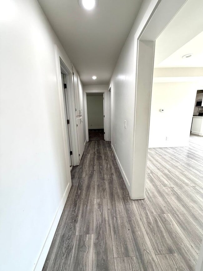 Building Photo - Stylish 2-Bed Tacoma Home