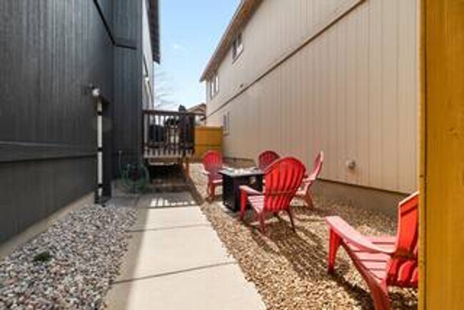 Building Photo - Charming, Furnished 3 bedroom Home w/ Garage